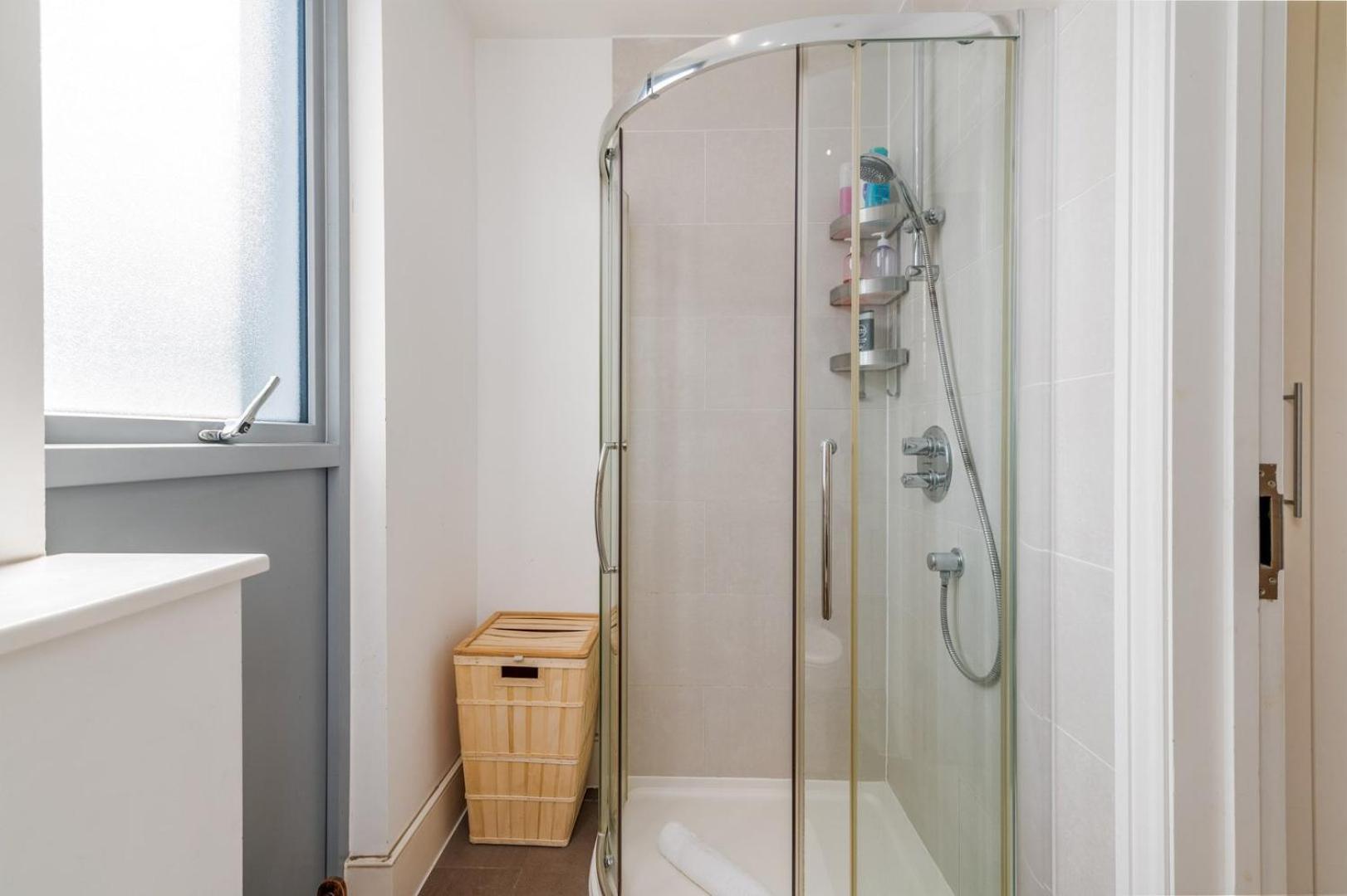 Bright & Spacious Battersea Flat London