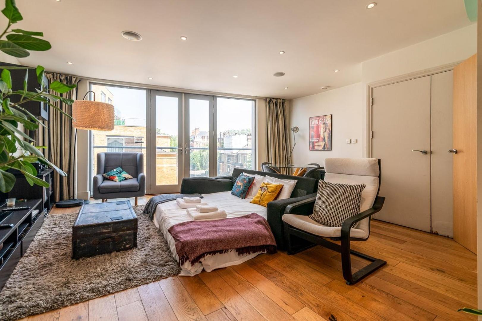 Apartment Bright & Spacious Battersea Flat *