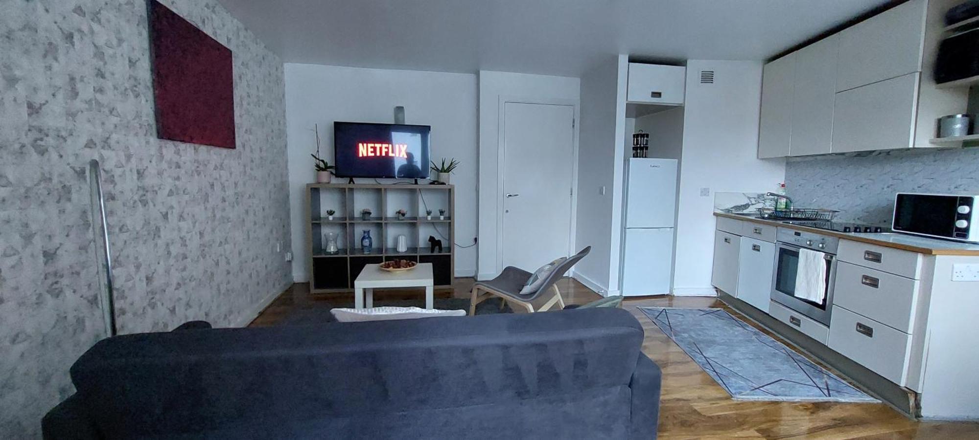 Charming 1bdr Serviced Condo! 4 Guests Pool N Free Parking Apartment London