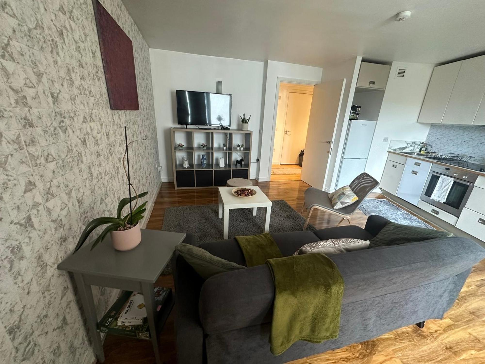 Charming 1bdr Serviced Condo! 4 Guests Pool N Free Parking London