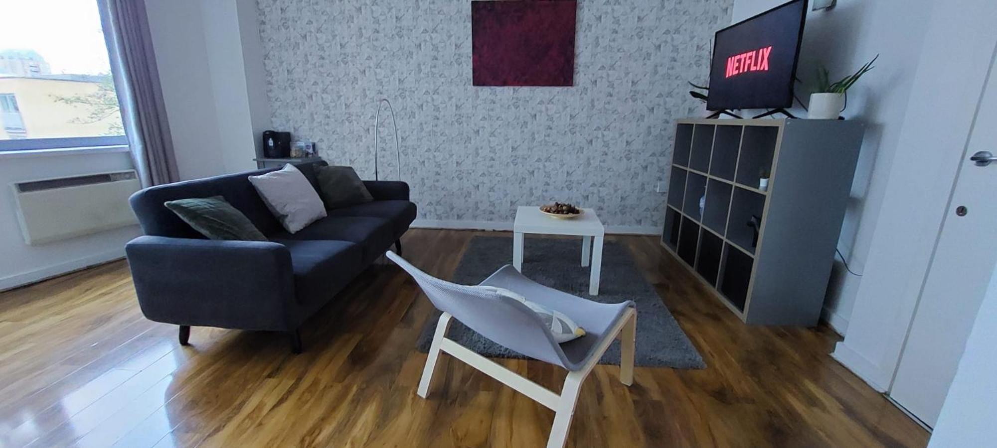 Apartment Charming 1bdr Serviced Condo! 4 Guests Pool N Free Parking *