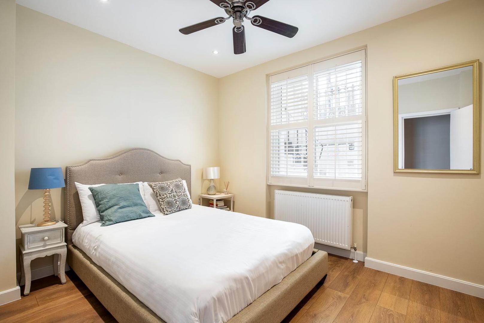 Elegant Two Bedroom Flat In Redcliffe Gardens