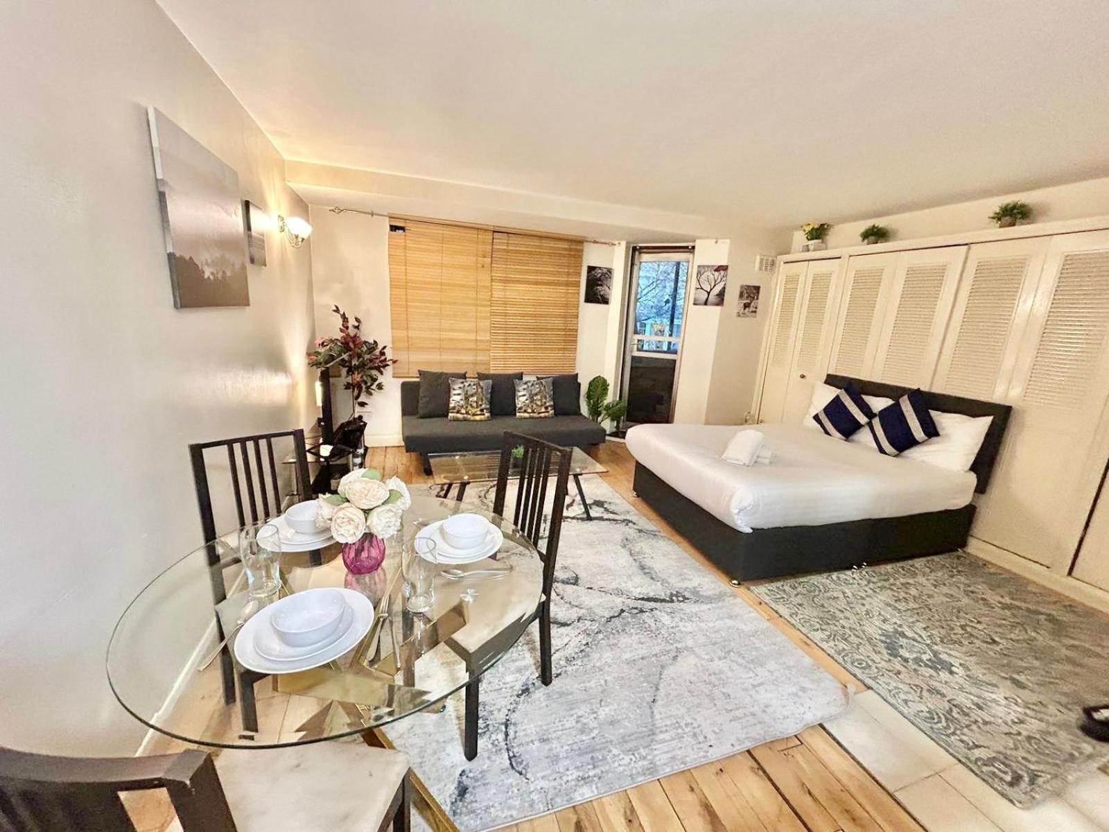 Beautiful At Cromwell Road Apartment