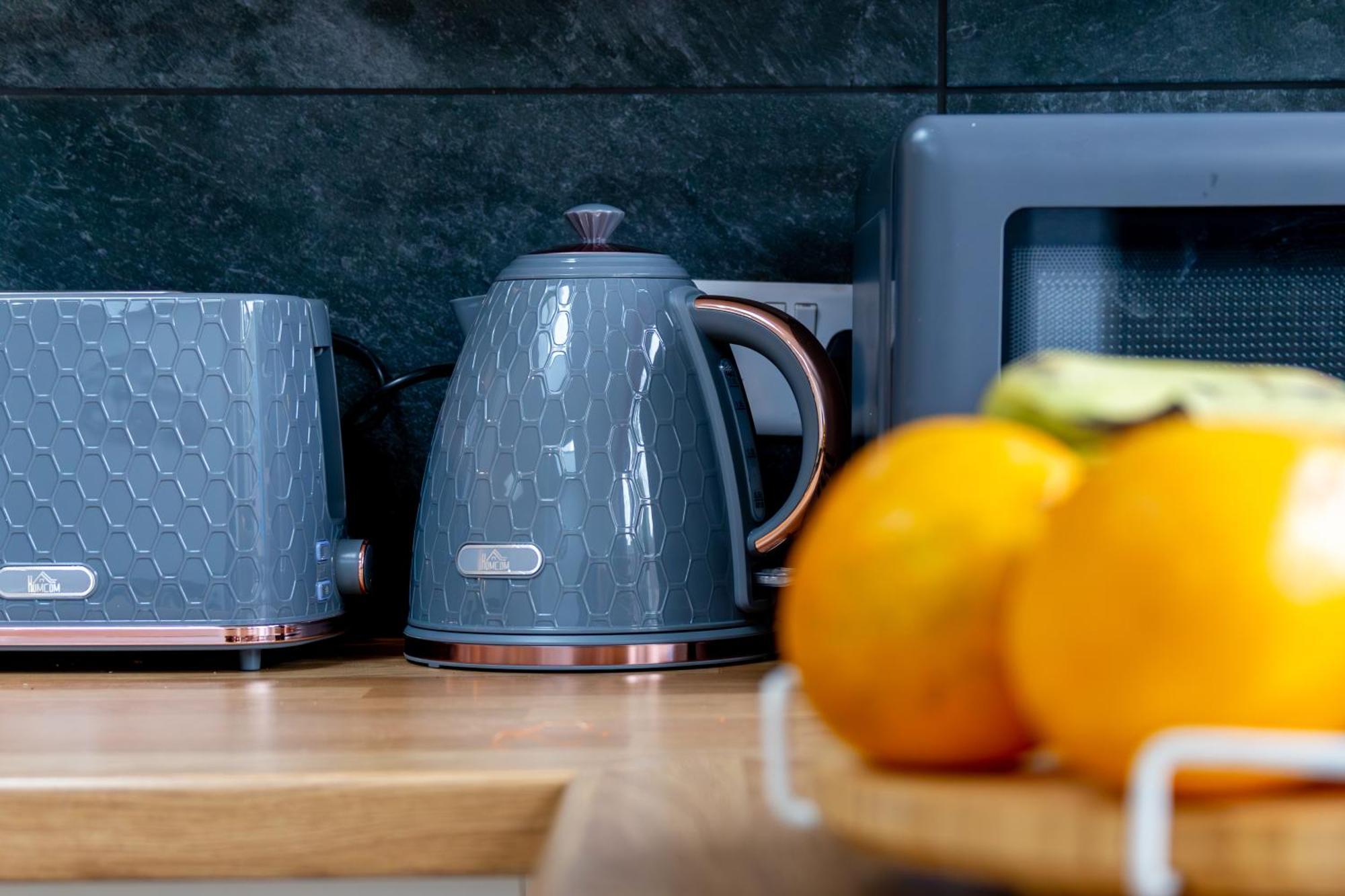 Apartment Chic & Spacious 2 Bedroom Haven In Zone 2-15 Mins To Central London- Garden & Parking Available! 5 Beds-Sleeps 6 People- Instant Book & Self Check-In! Save 20 Percent On Stays Of 7 Nights Or More ! *