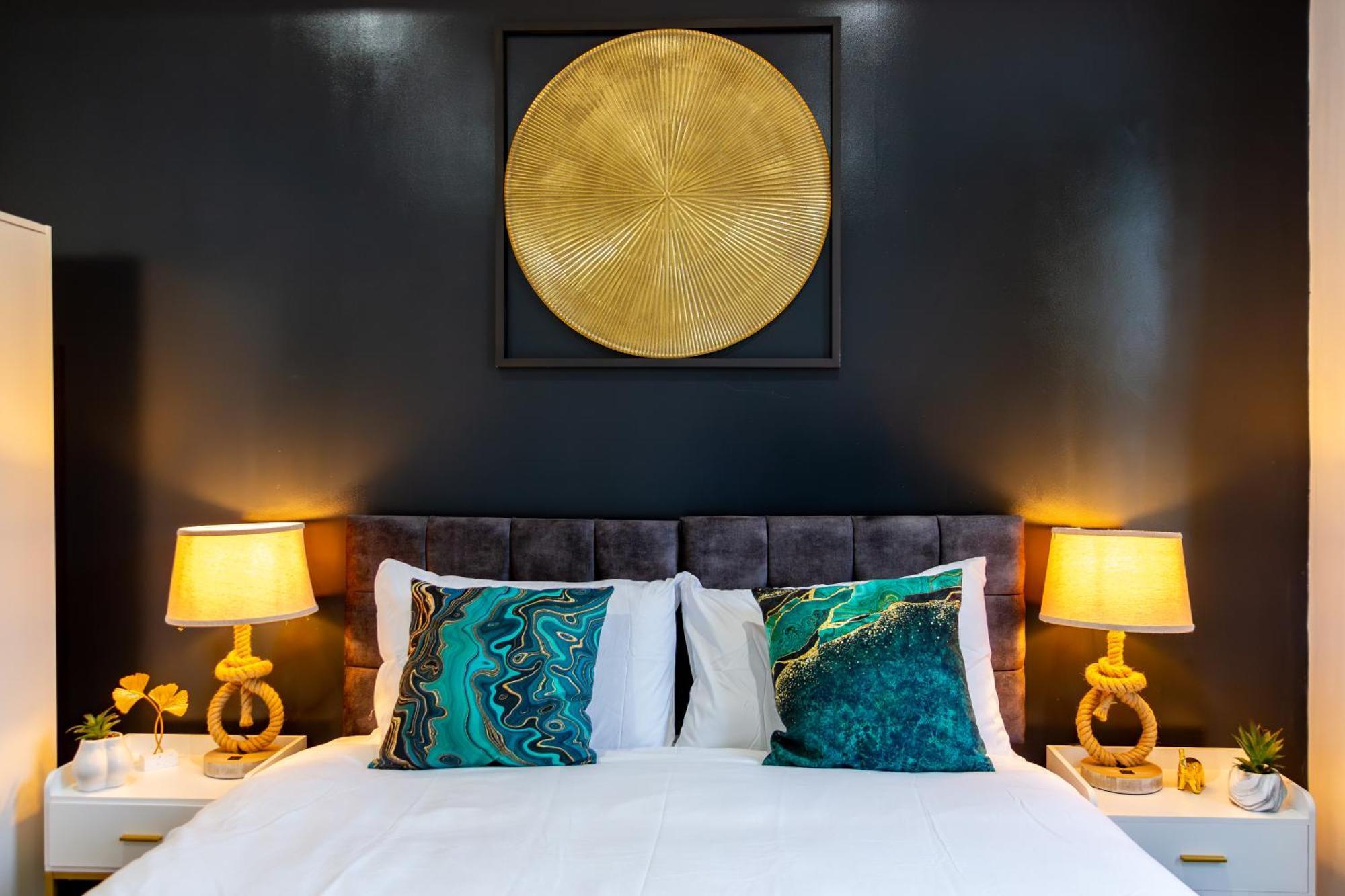 Chic & Spacious 2 Bedroom Haven In Zone 2-15 Mins To Central London- Garden & Parking Available! 5 Beds-Sleeps 6 People- Instant Book & Self Check-In! Save 20 Percent On Stays Of 7 Nights Or More ! Apartment London
