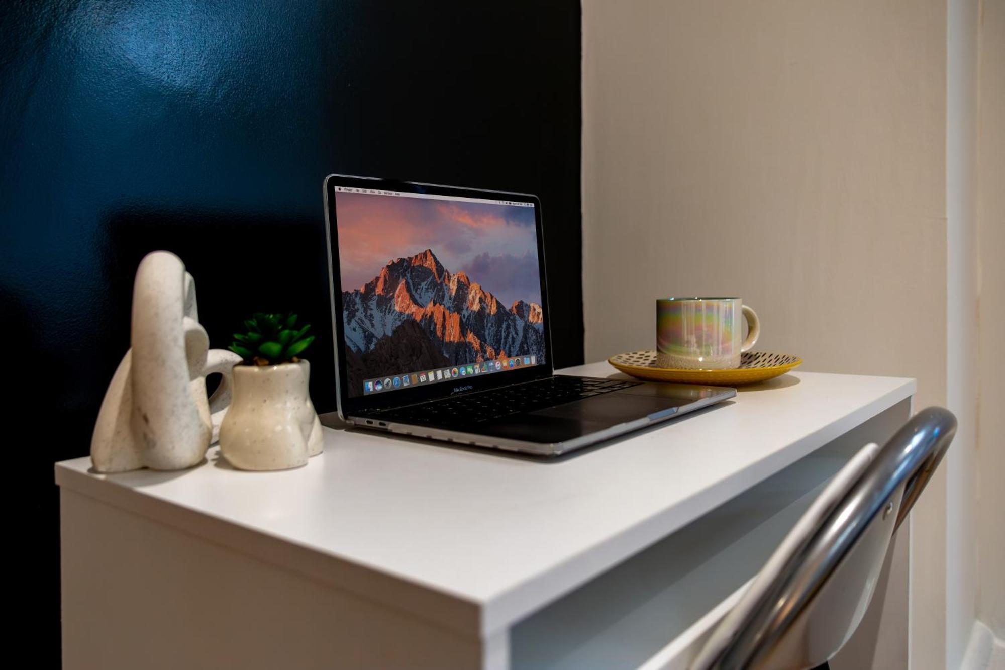 Apartment Chic & Spacious 2 Bedroom Haven In Zone 2-15 Mins To Central London- Garden & Parking Available! 5 Beds-Sleeps 6 People- Instant Book & Self Check-In! Save 20 Percent On Stays Of 7 Nights Or More !