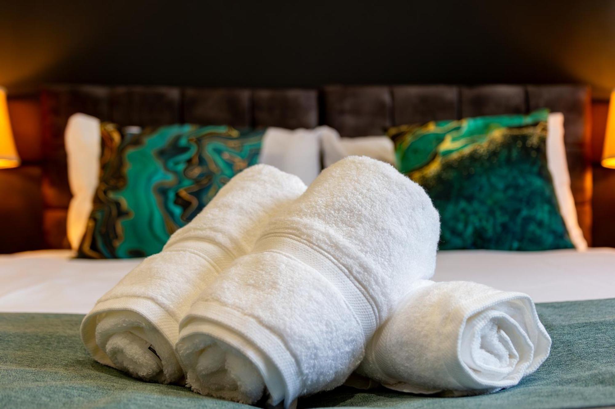 Apartment Chic & Spacious 2 Bedroom Haven In Zone 2-15 Mins To Central London- Garden & Parking Available! 5 Beds-Sleeps 6 People- Instant Book & Self Check-In! Save 20 Percent On Stays Of 7 Nights Or More ! *