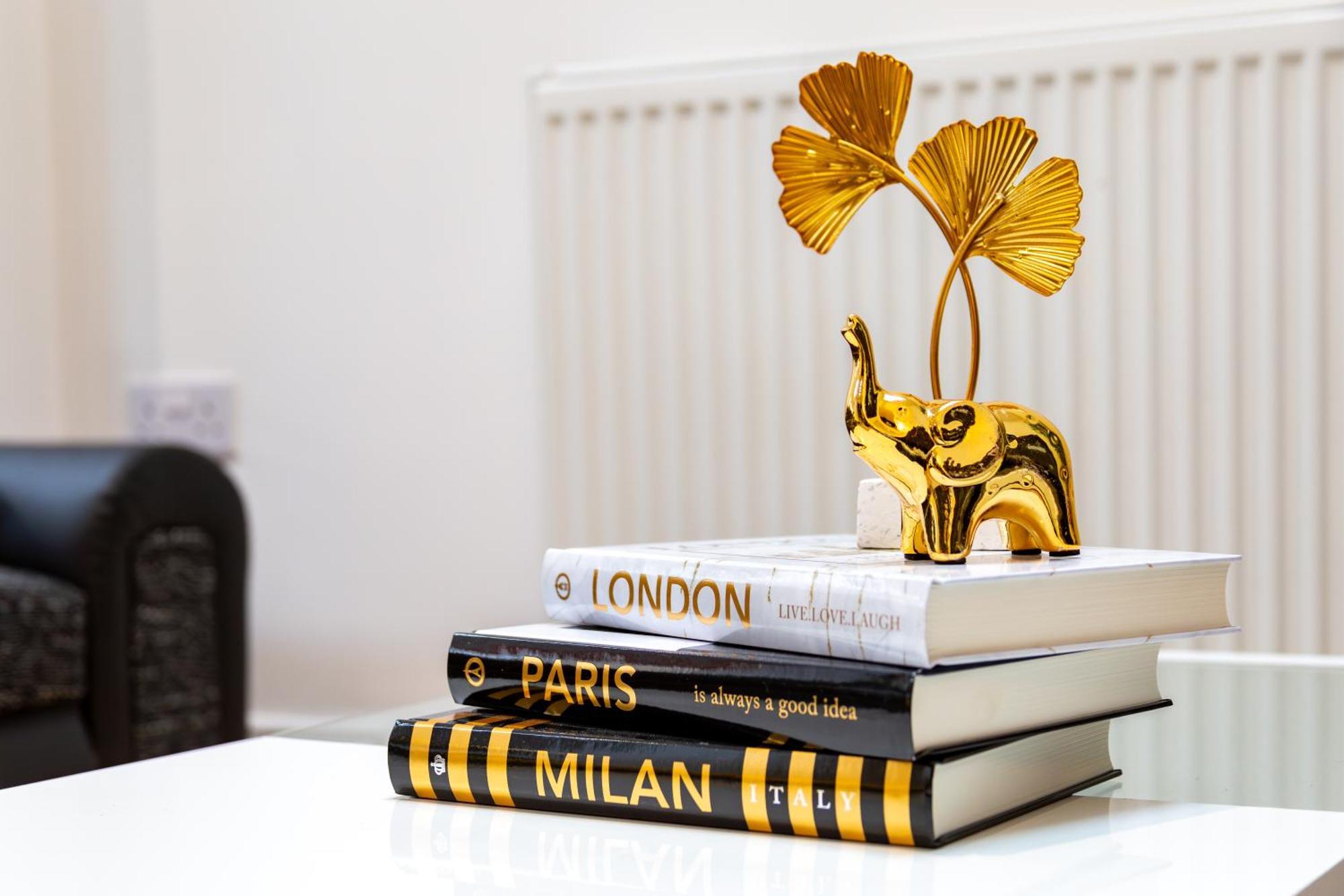 Chic & Spacious 2 Bedroom Haven In Zone 2-15 Mins To Central London- Garden & Parking Available! 5 Beds-Sleeps 6 People- Instant Book & Self Check-In! Save 20 Percent On Stays Of 7 Nights Or More ! London