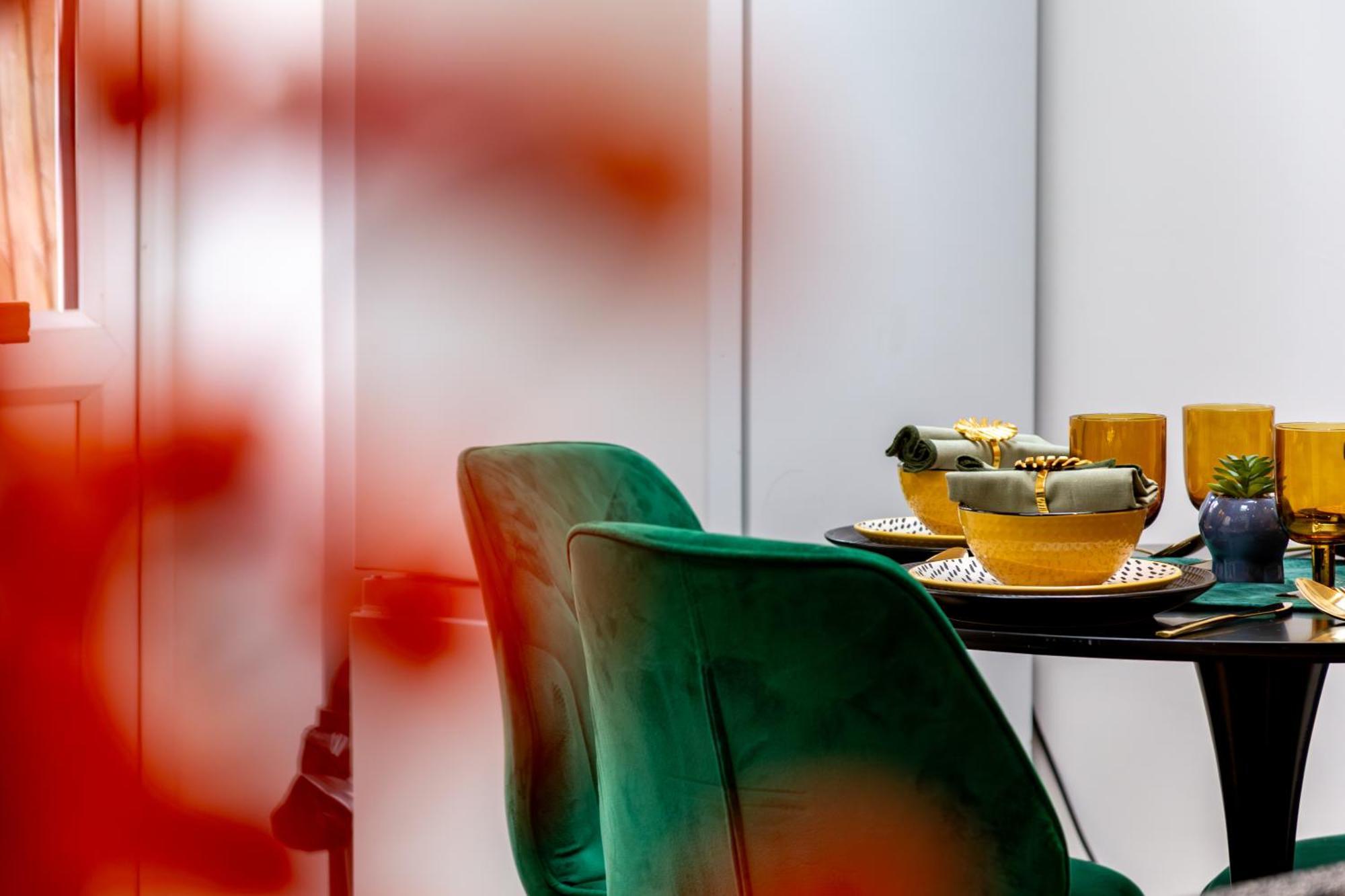 Chic & Spacious 2 Bedroom Haven In Zone 2-15 Mins To Central London- Garden & Parking Available! 5 Beds-Sleeps 6 People- Instant Book & Self Check-In! Save 20 Percent On Stays Of 7 Nights Or More ! London