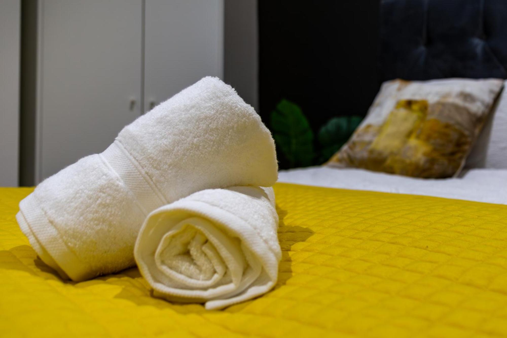 Chic & Spacious 2 Bedroom Haven In Zone 2-15 Mins To Central London- Garden & Parking Available! 5 Beds-Sleeps 6 People- Instant Book & Self Check-In! Save 20 Percent On Stays Of 7 Nights Or More ! *