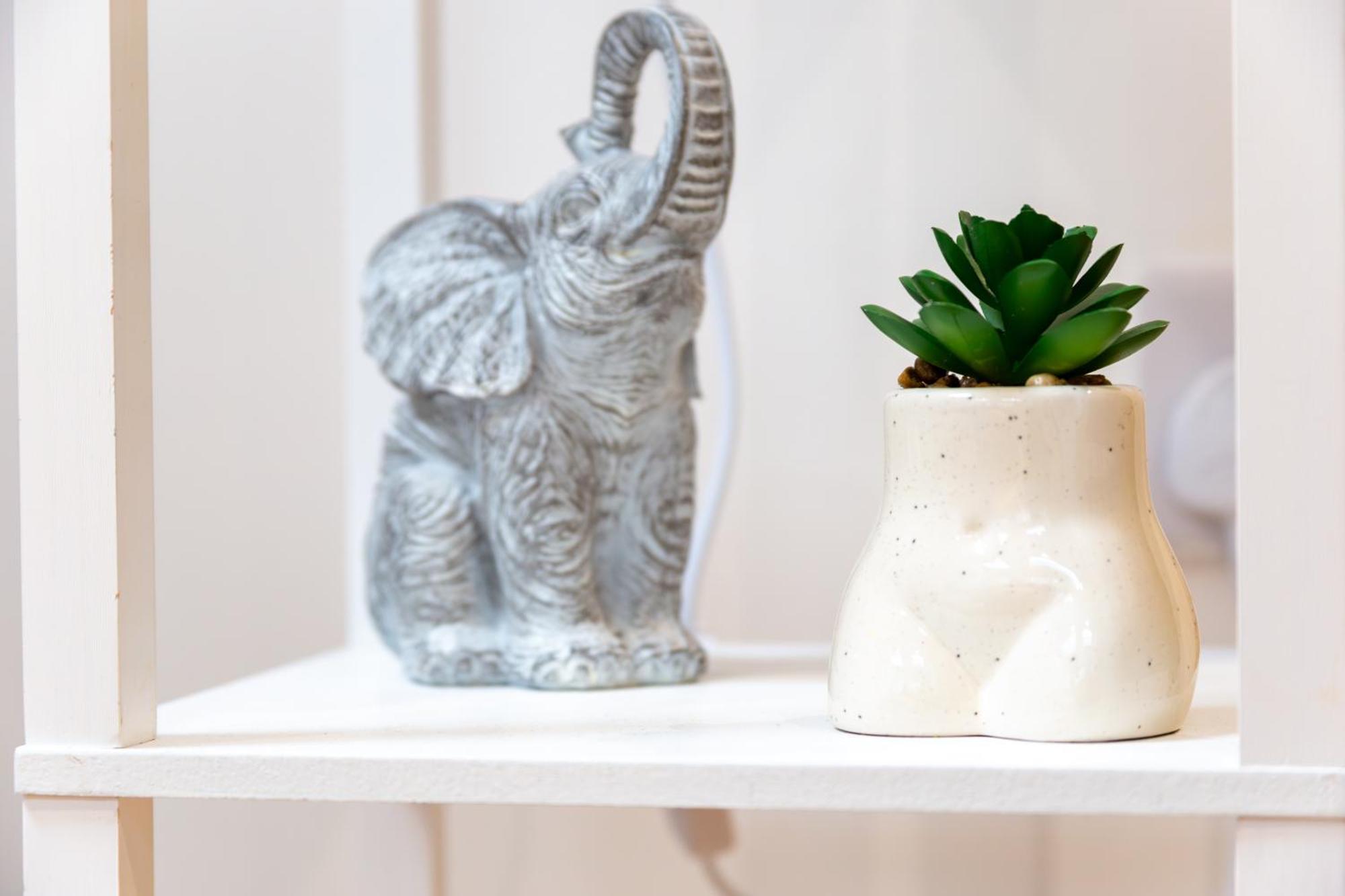 Chic & Spacious 2 Bedroom Haven In Zone 2-15 Mins To Central London- Garden & Parking Available! 5 Beds-Sleeps 6 People- Instant Book & Self Check-In! Save 20 Percent On Stays Of 7 Nights Or More ! *
