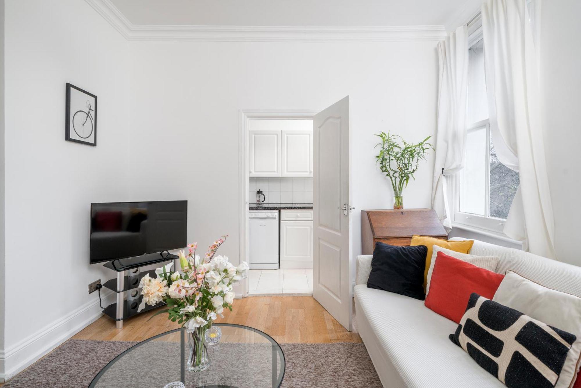Apartment Bright & Charming 2 Bedroom In Earls Court Kensington 2 Minutes To District & Piccadilly Lines Tube Stunning Garden Views *