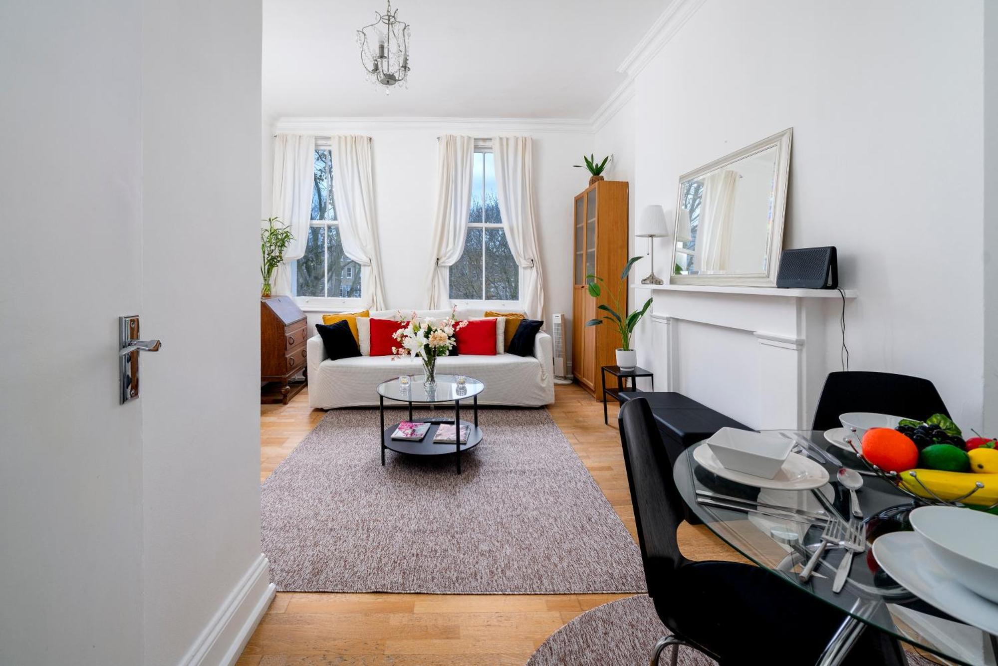 Bright & Charming 2 Bedroom In Earls Court Kensington 2 Minutes To District & Piccadilly Lines Tube Stunning Garden Views *