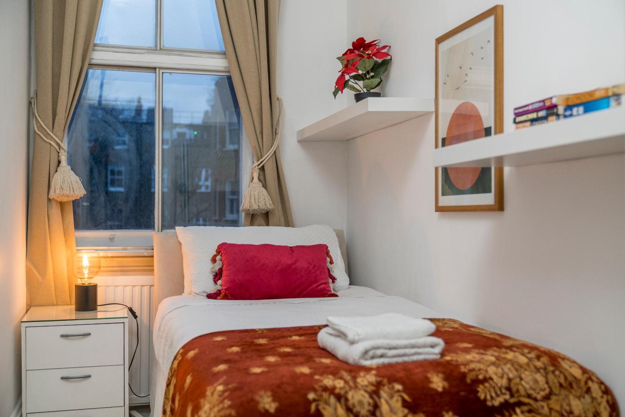 Bright & Charming 2 Bedroom In Earls Court Kensington 2 Minutes To District & Piccadilly Lines Tube Stunning Garden Views London