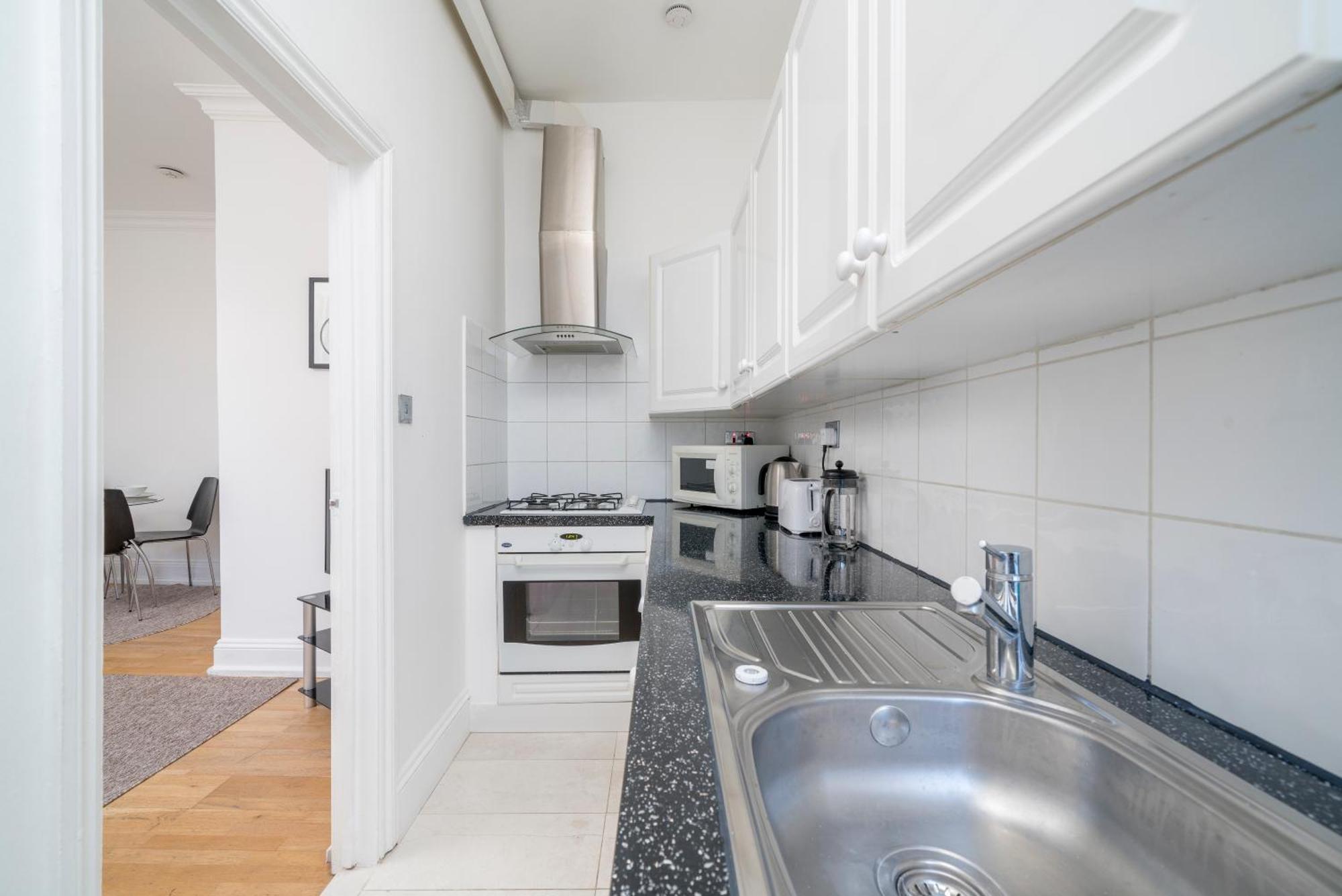 Apartment Bright & Charming 2 Bedroom In Earls Court Kensington 2 Minutes To District & Piccadilly Lines Tube Stunning Garden Views London