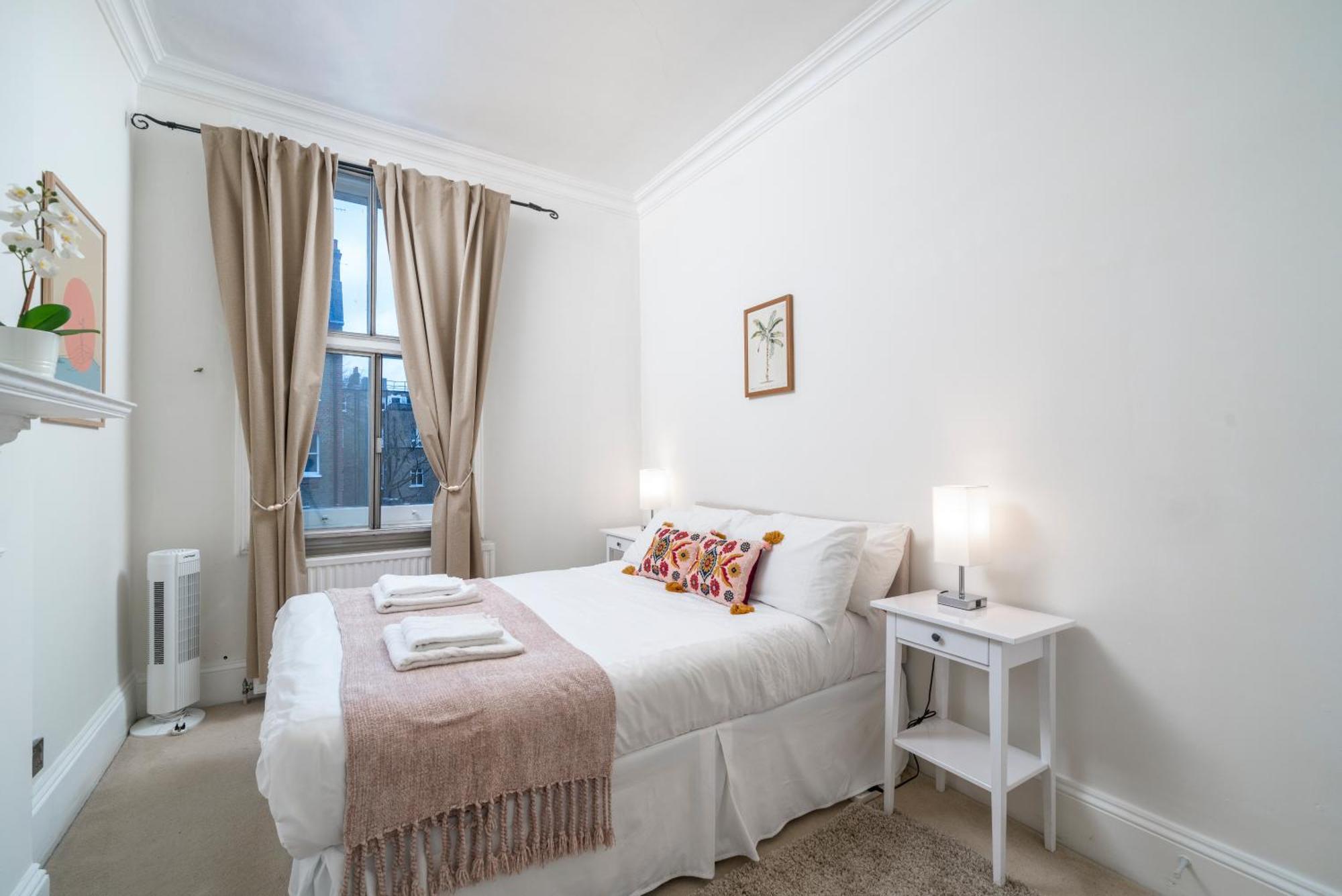 Bright & Charming 2 Bedroom In Earls Court Kensington 2 Minutes To District & Piccadilly Lines Tube Stunning Garden Views