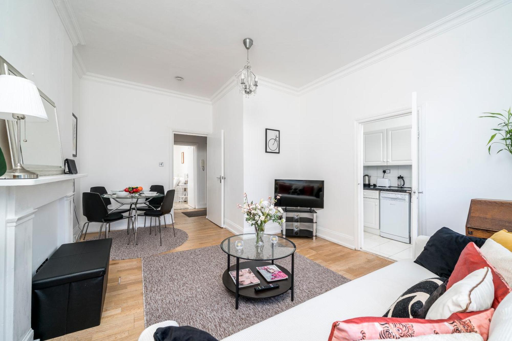 Apartment Bright & Charming 2 Bedroom In Earls Court Kensington 2 Minutes To District & Piccadilly Lines Tube Stunning Garden Views *