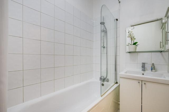 Bright & Charming 2 Bedroom In Earls Court Kensington 2 Minutes To District & Piccadilly Lines Tube Stunning Garden Views Apartment