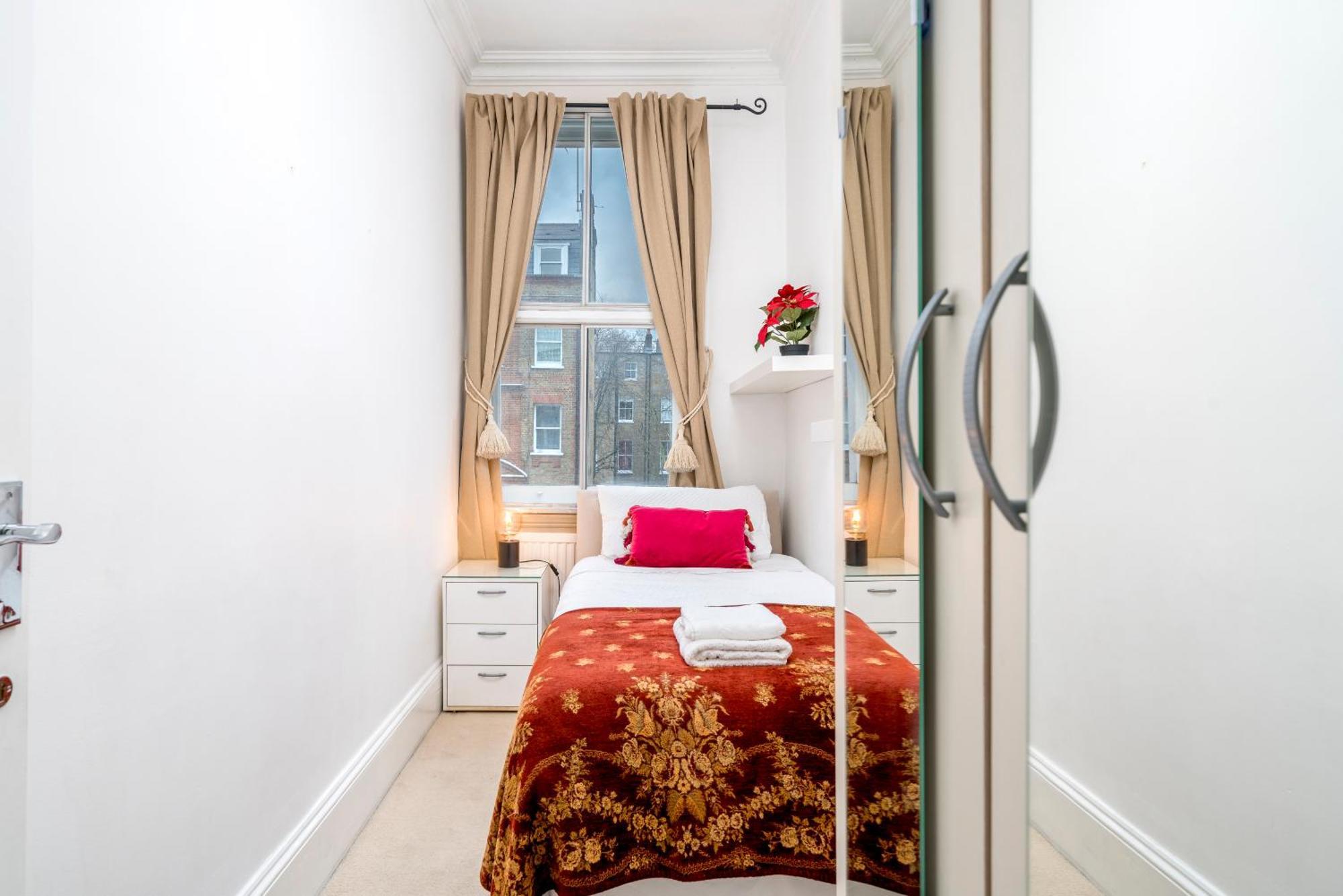 Bright & Charming 2 Bedroom In Earls Court Kensington 2 Minutes To District & Piccadilly Lines Tube Stunning Garden Views Apartment London