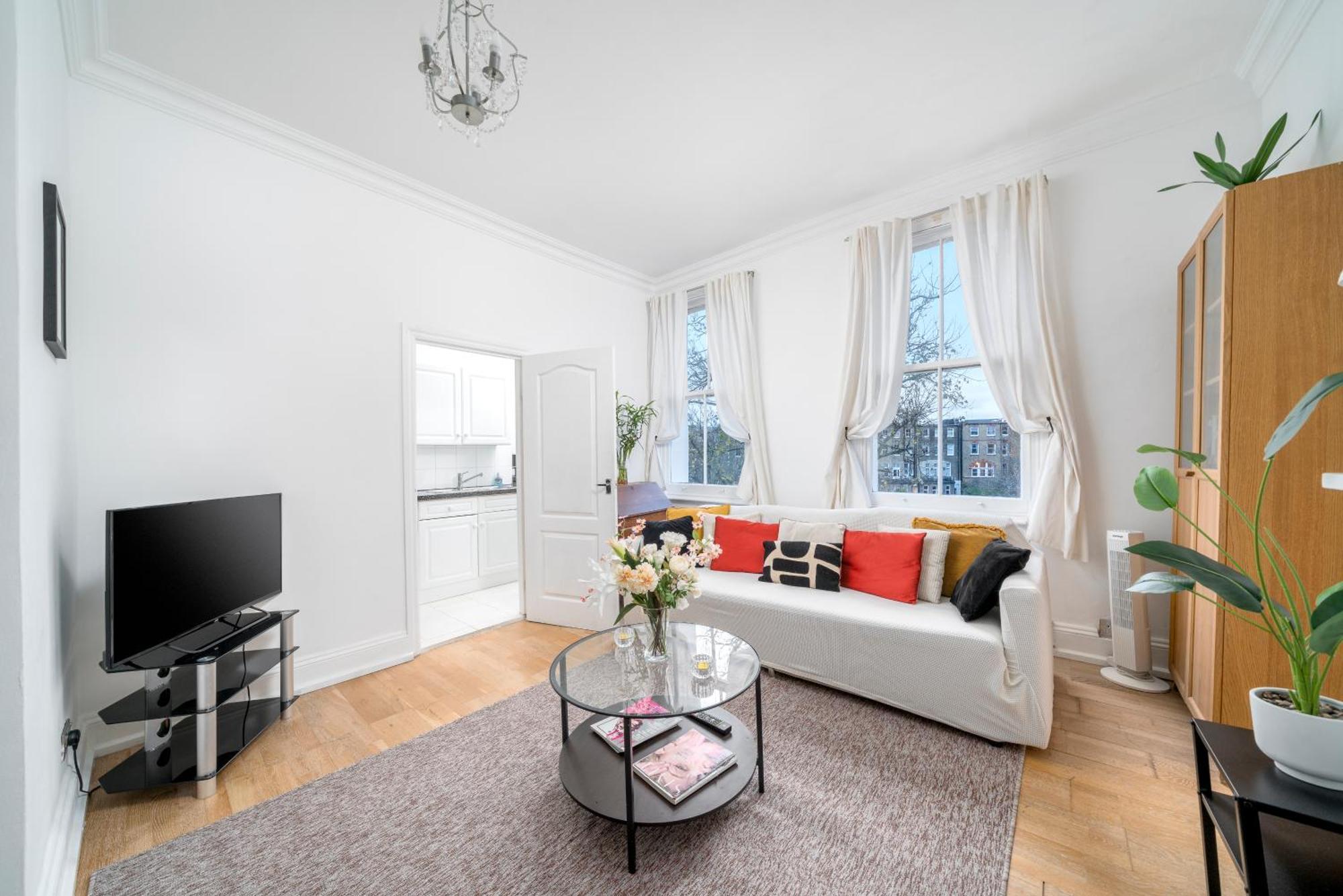 Bright & Charming 2 Bedroom In Earls Court Kensington 2 Minutes To District & Piccadilly Lines Tube Stunning Garden Views *
