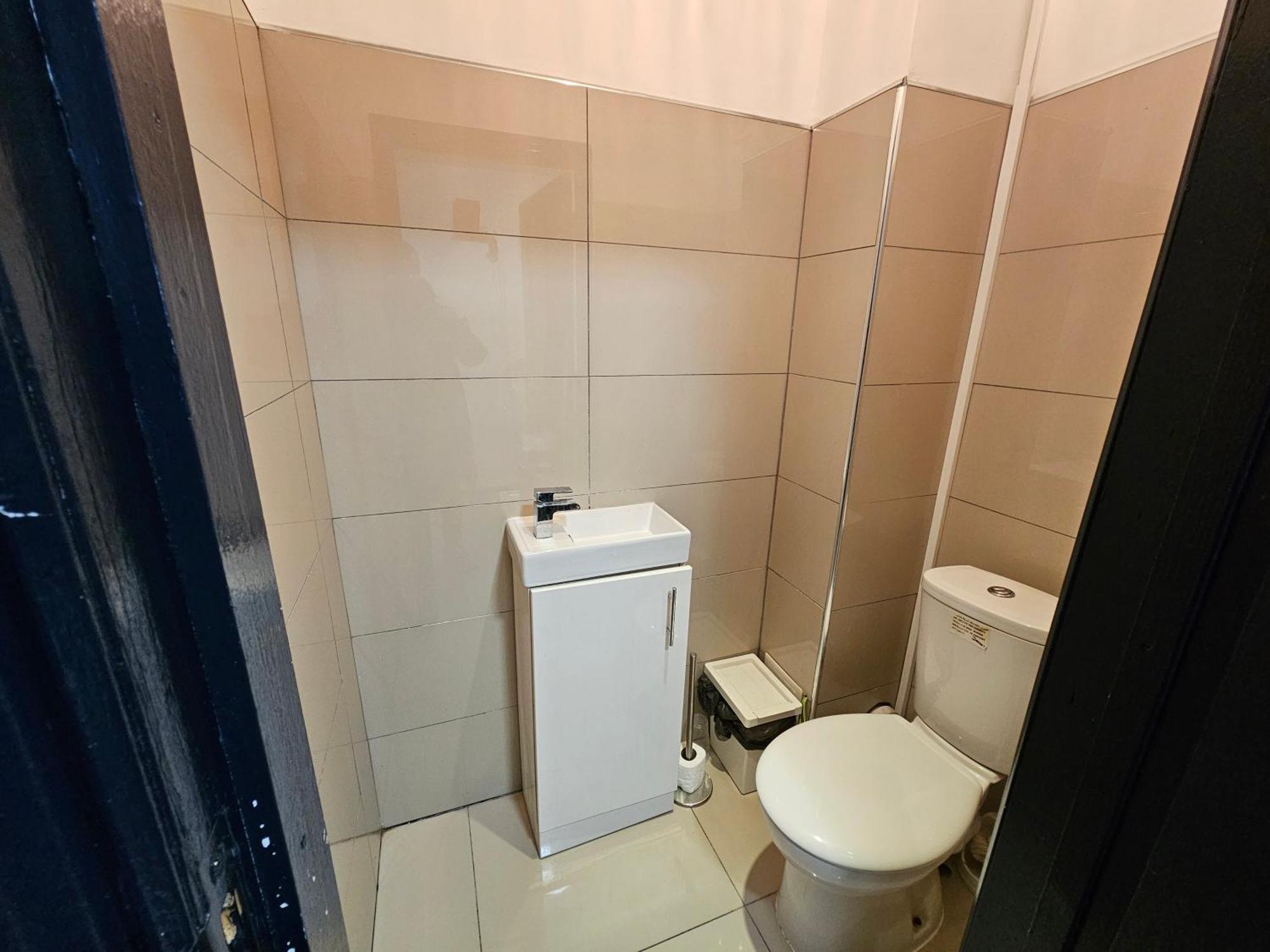 E14 Guest house