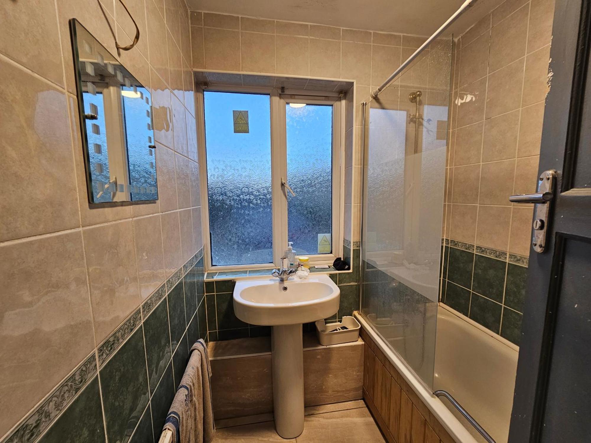E14 Guest house
