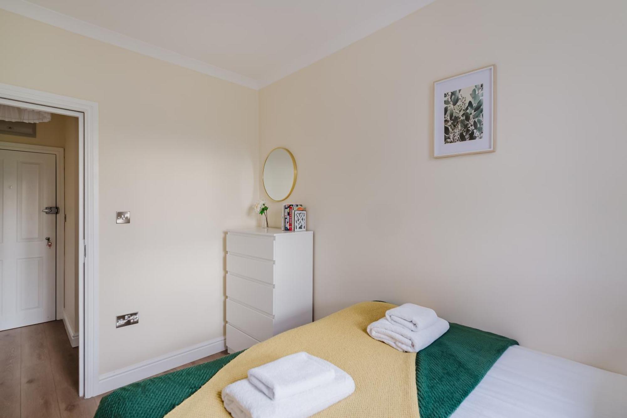 Modern Cosy Corner Flat - 2 Bed Close To 2x Tube Stations Apartment *