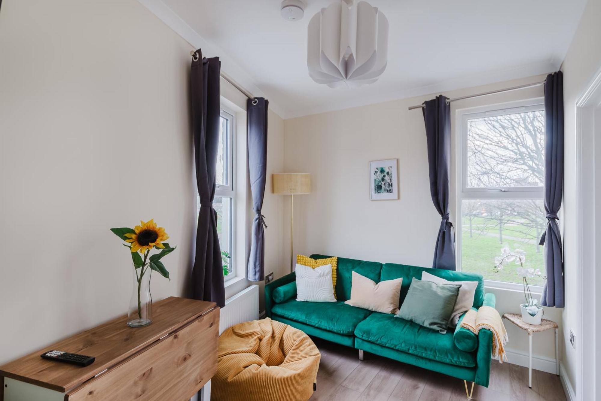 Modern Cosy Corner Flat - 2 Bed Close To 2x Tube Stations Apartment *