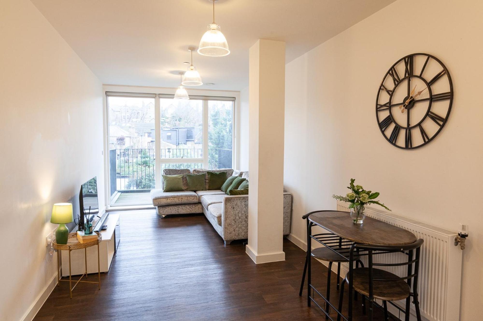 Spacious And Bright With Balcony Views *