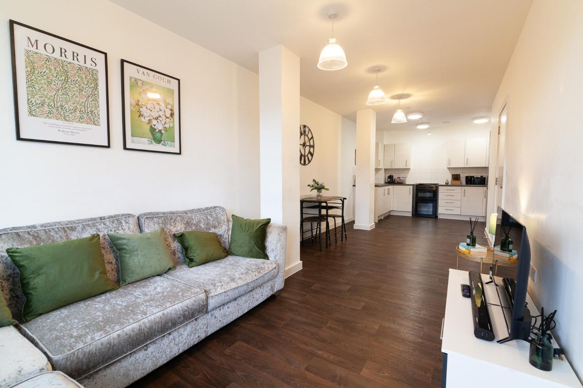 Apartment Spacious And Bright With Balcony Views London