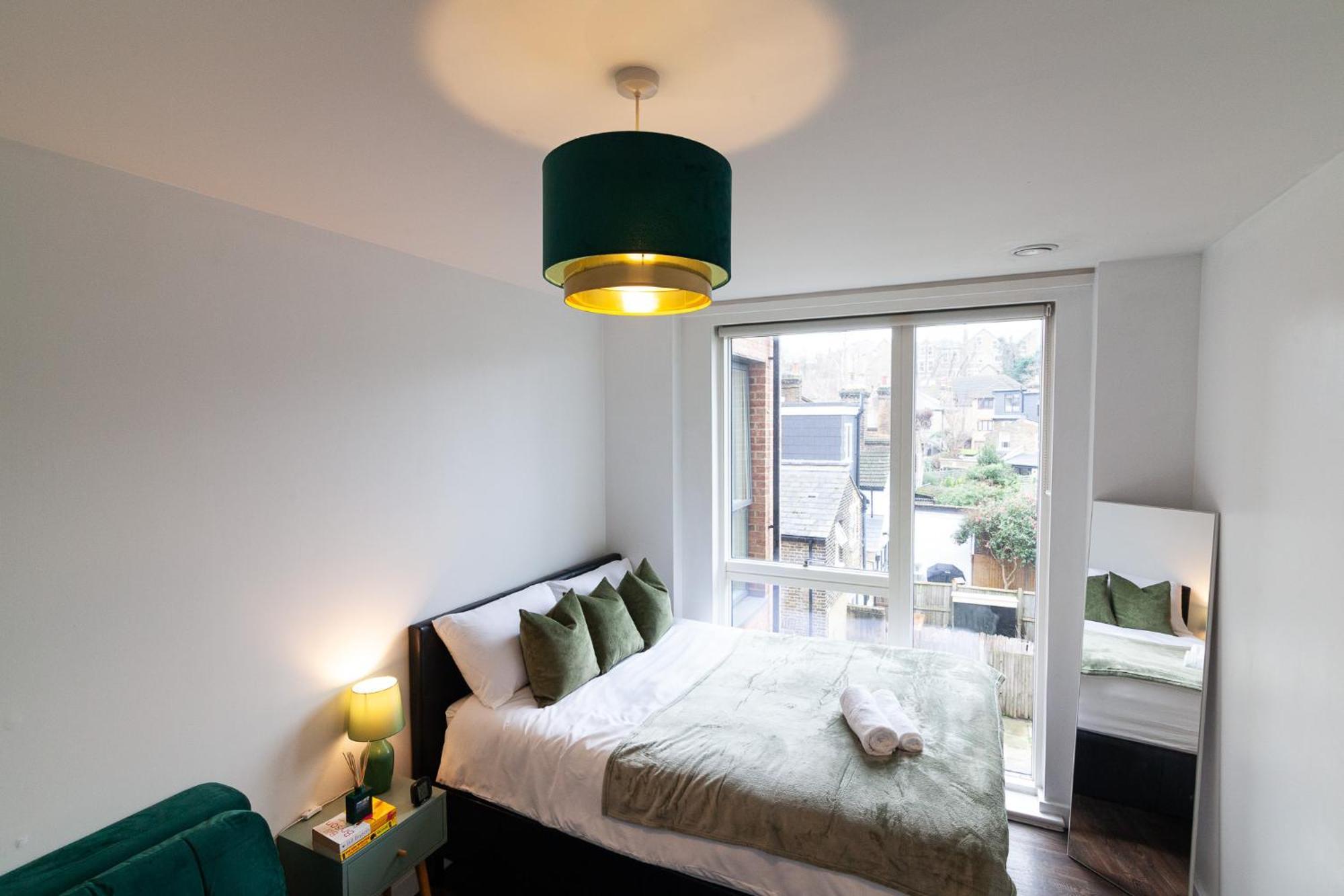Spacious And Bright With Balcony Views London