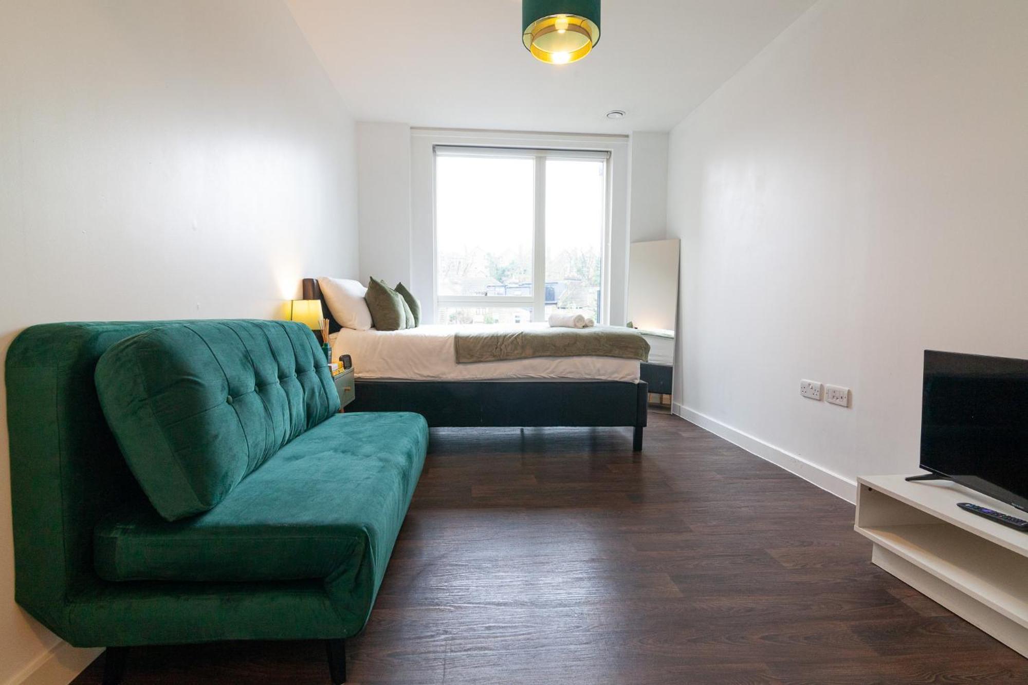 Spacious And Bright With Balcony Views Apartment *