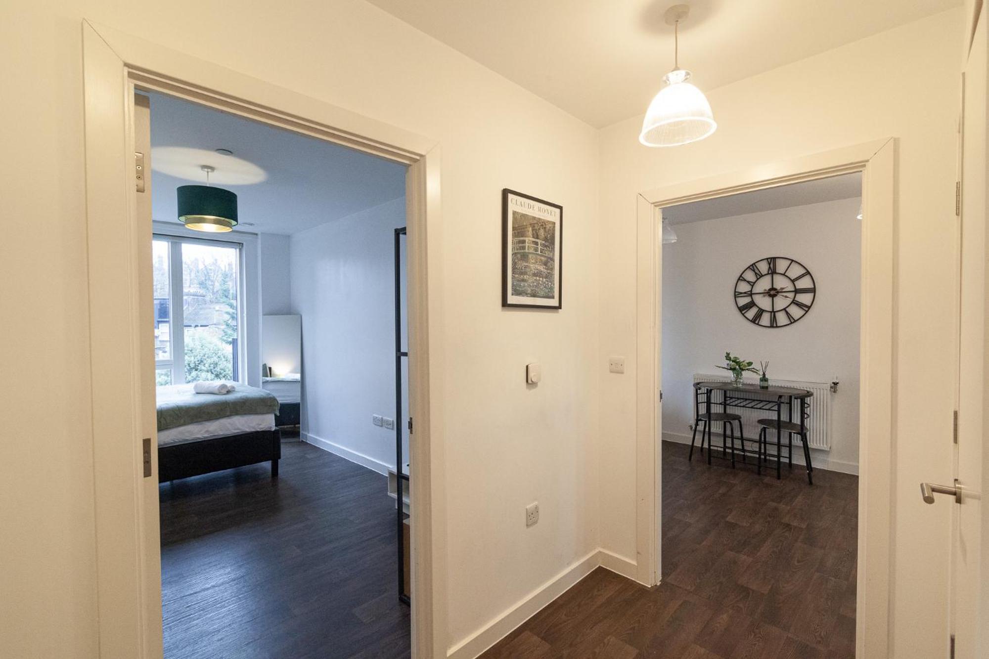 Spacious And Bright With Balcony Views Apartment London