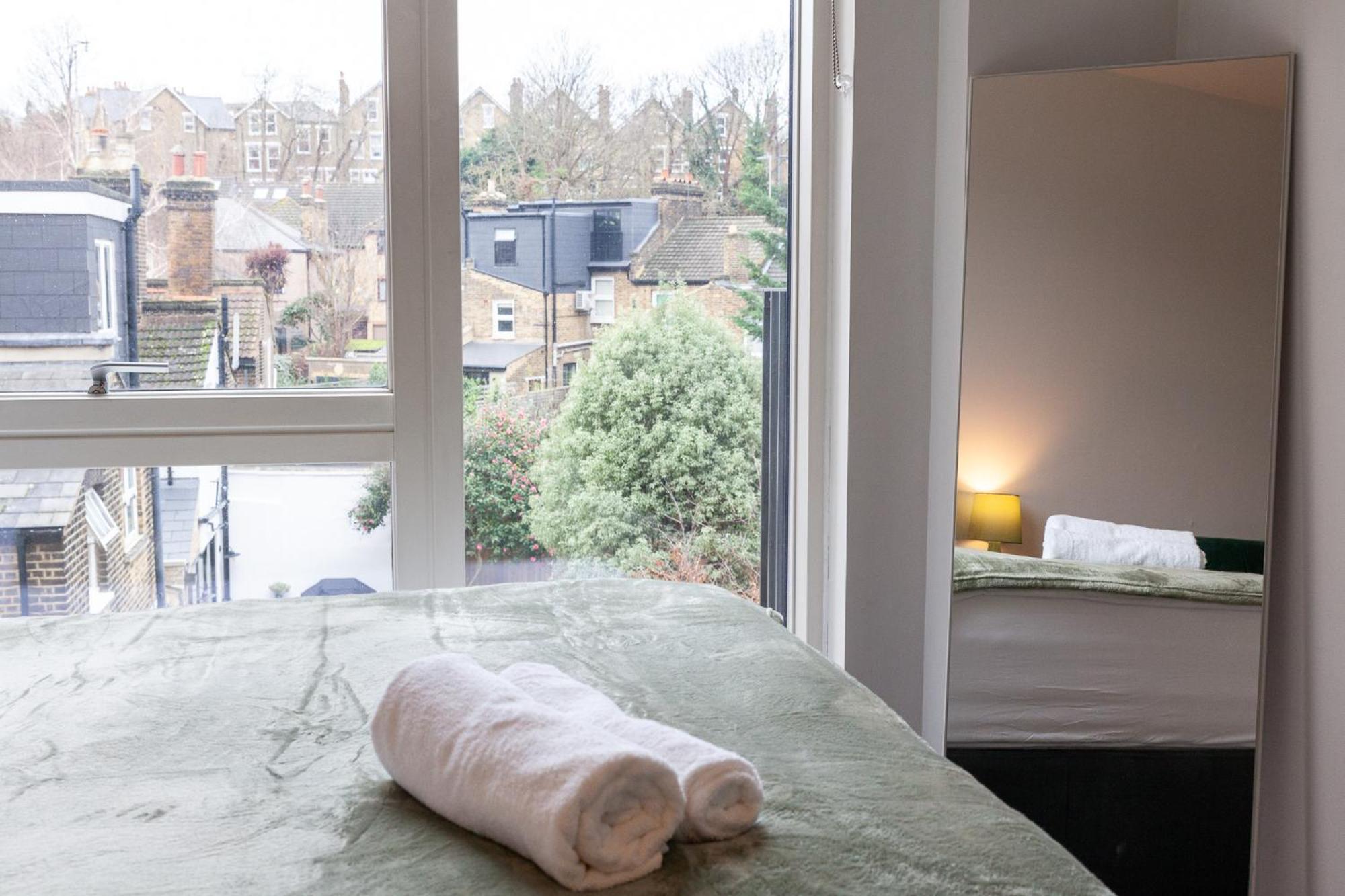 Apartment Spacious And Bright With Balcony Views London