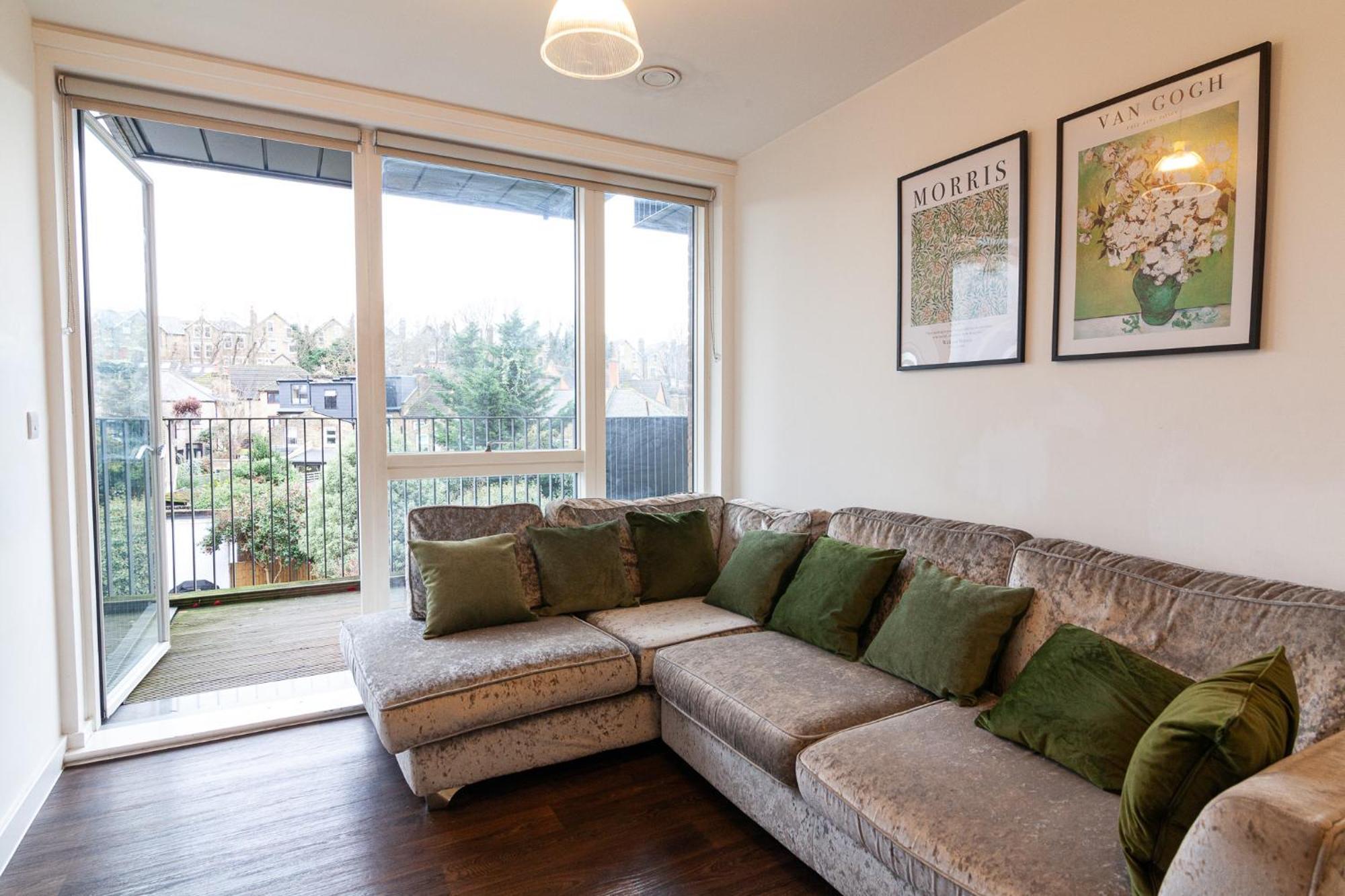 Spacious And Bright With Balcony Views Apartment