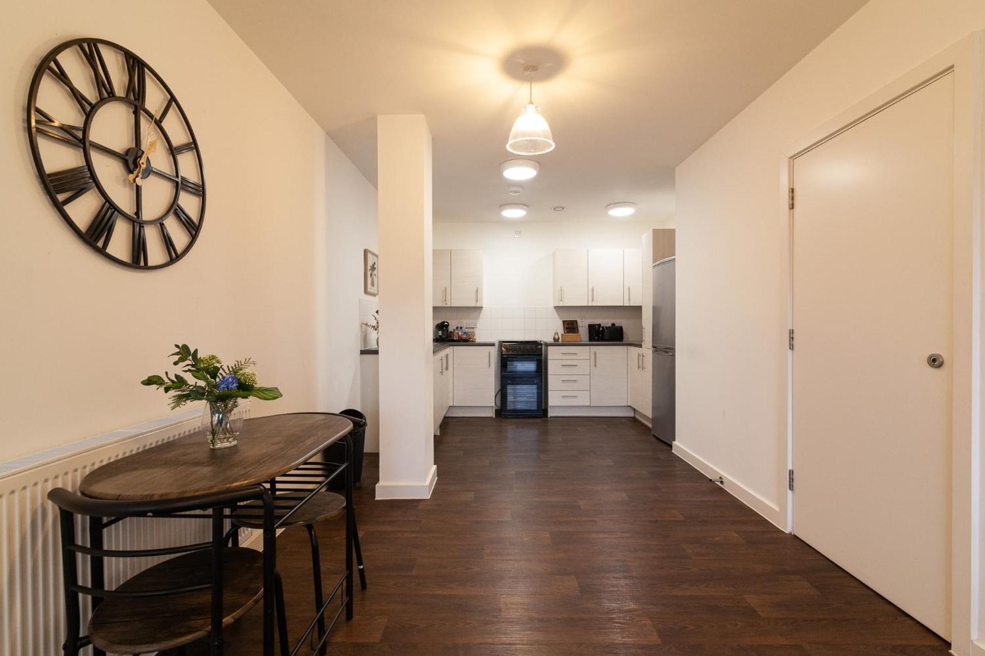 Apartment Spacious And Bright With Balcony Views London