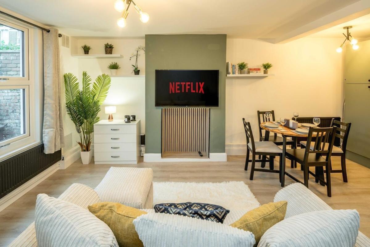 Stunning 1 Bed Luxury Garden Apartment *