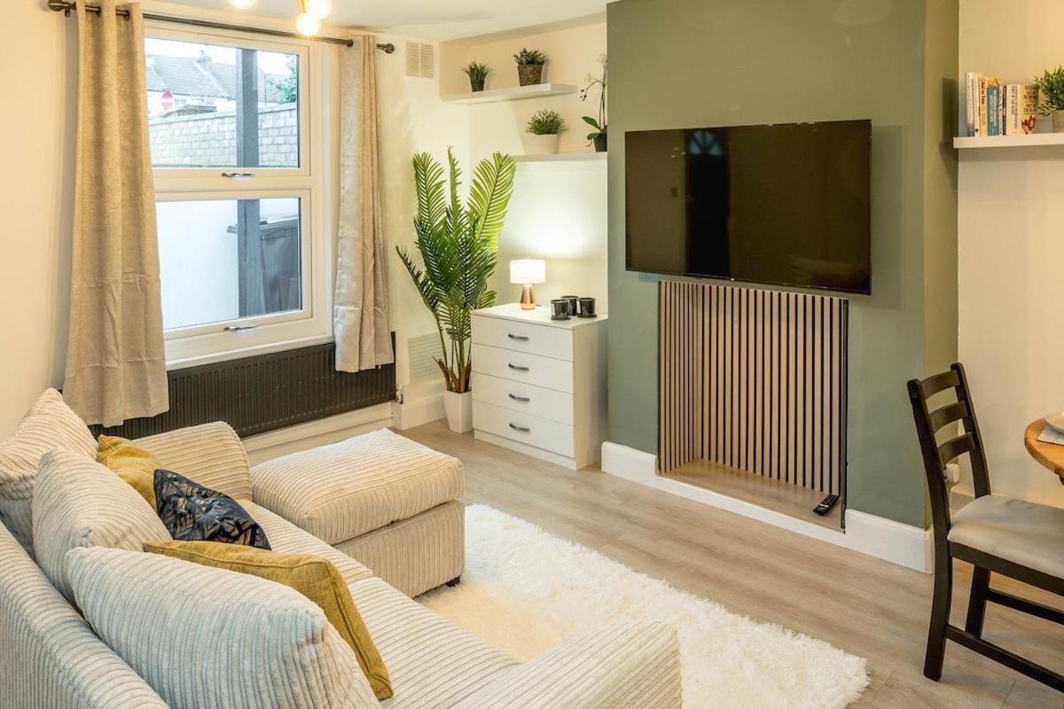 Apartment Stunning 1 Bed Luxury Garden London