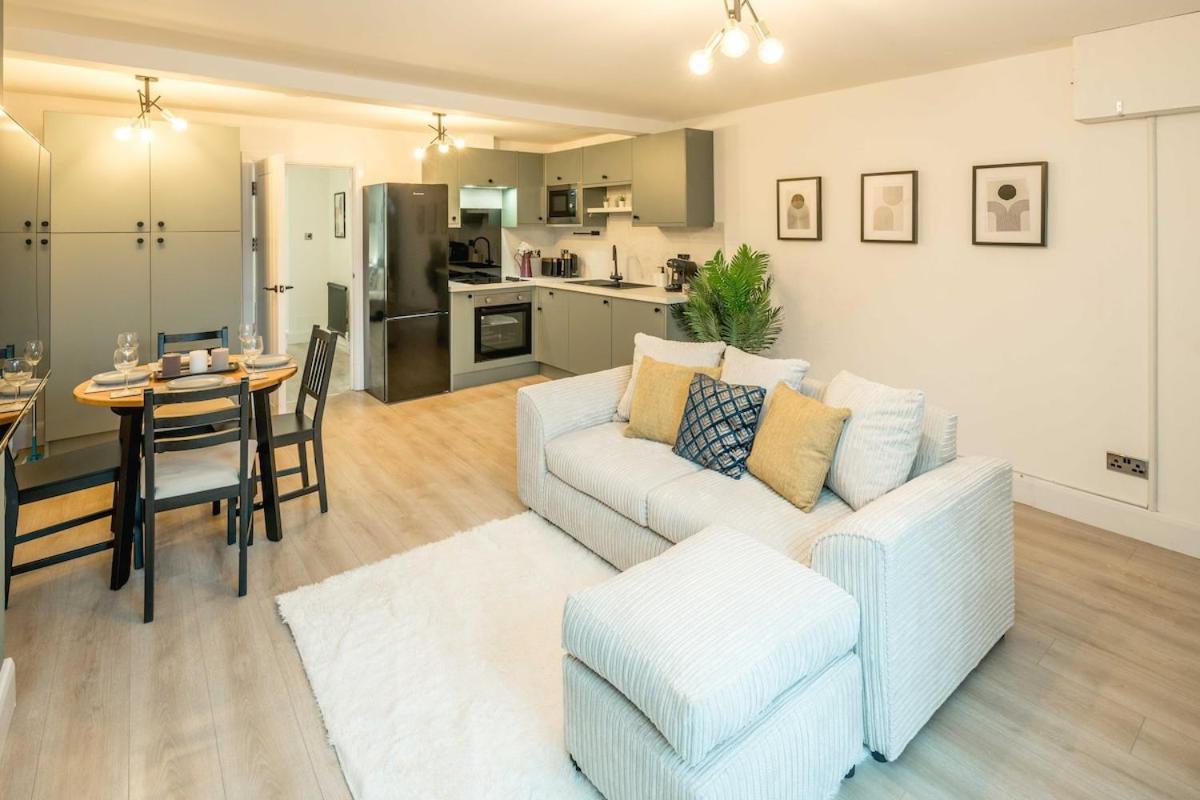 Stunning 1 Bed Luxury Garden Apartment *