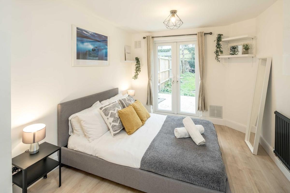 Apartment Stunning 1 Bed Luxury Garden London