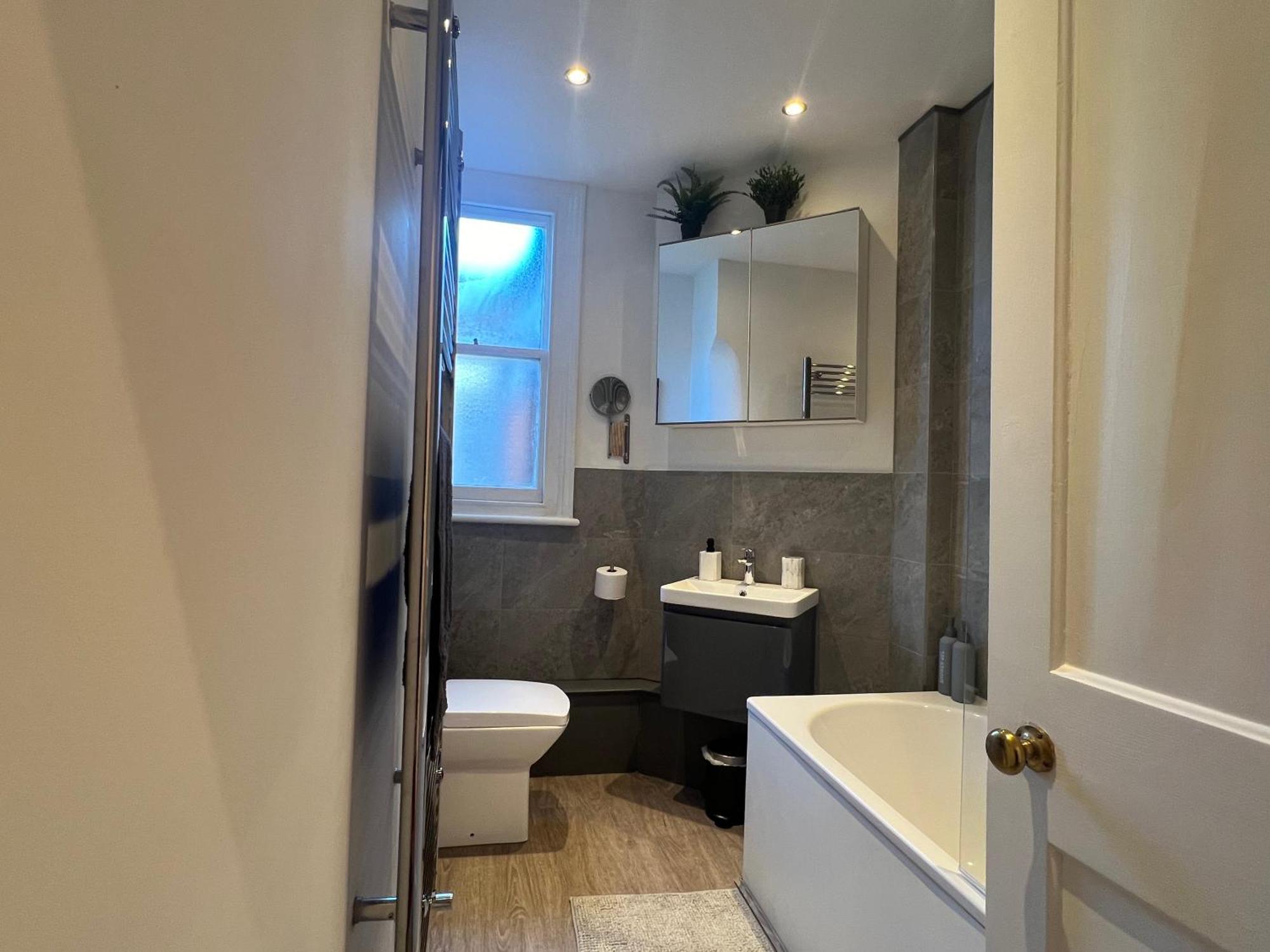 2 Bedroom Luxury Flat In Centre Of Muswell Hill London