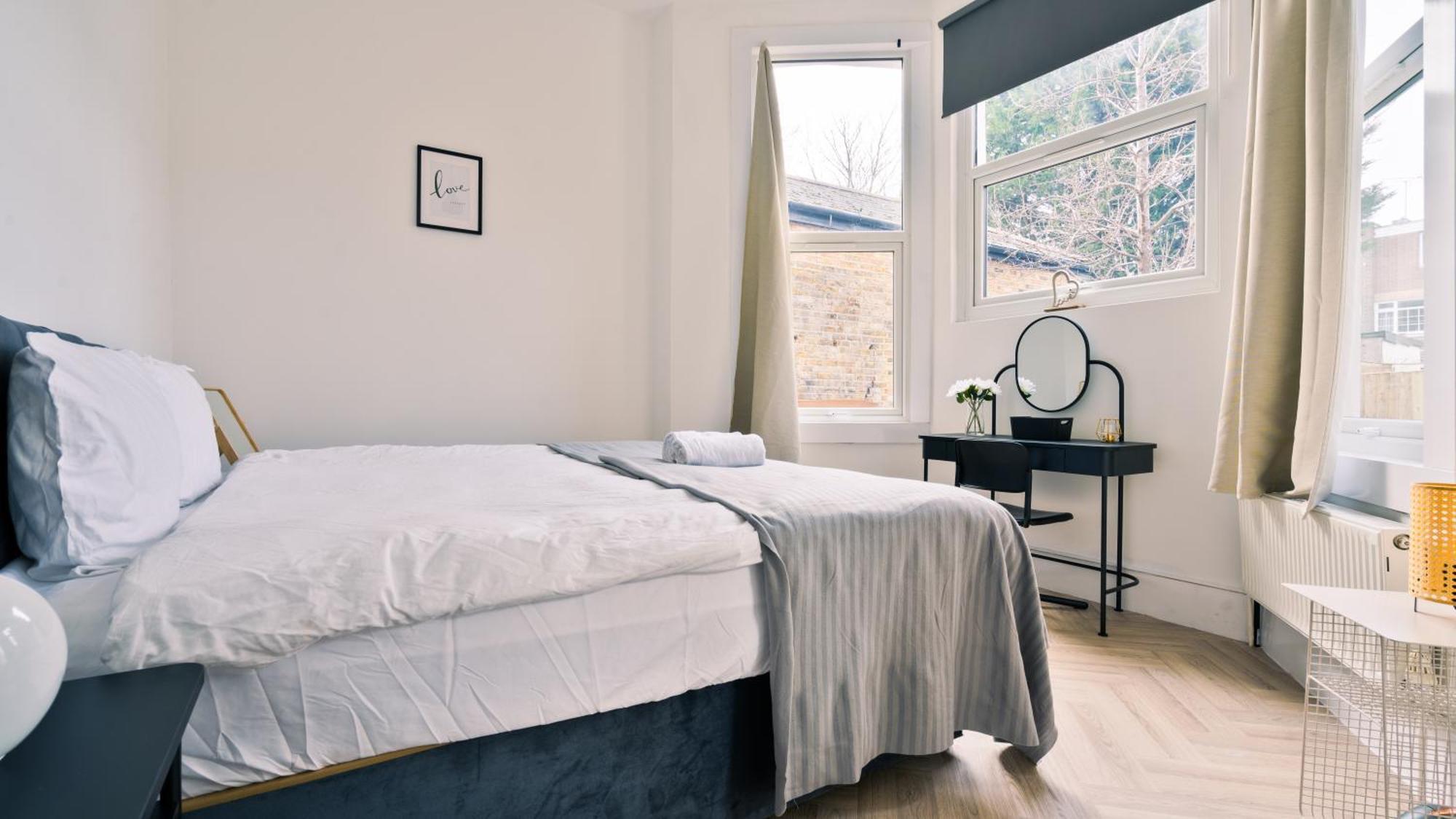 Pool Table High End - 2 Bedroom Flat Apartment London