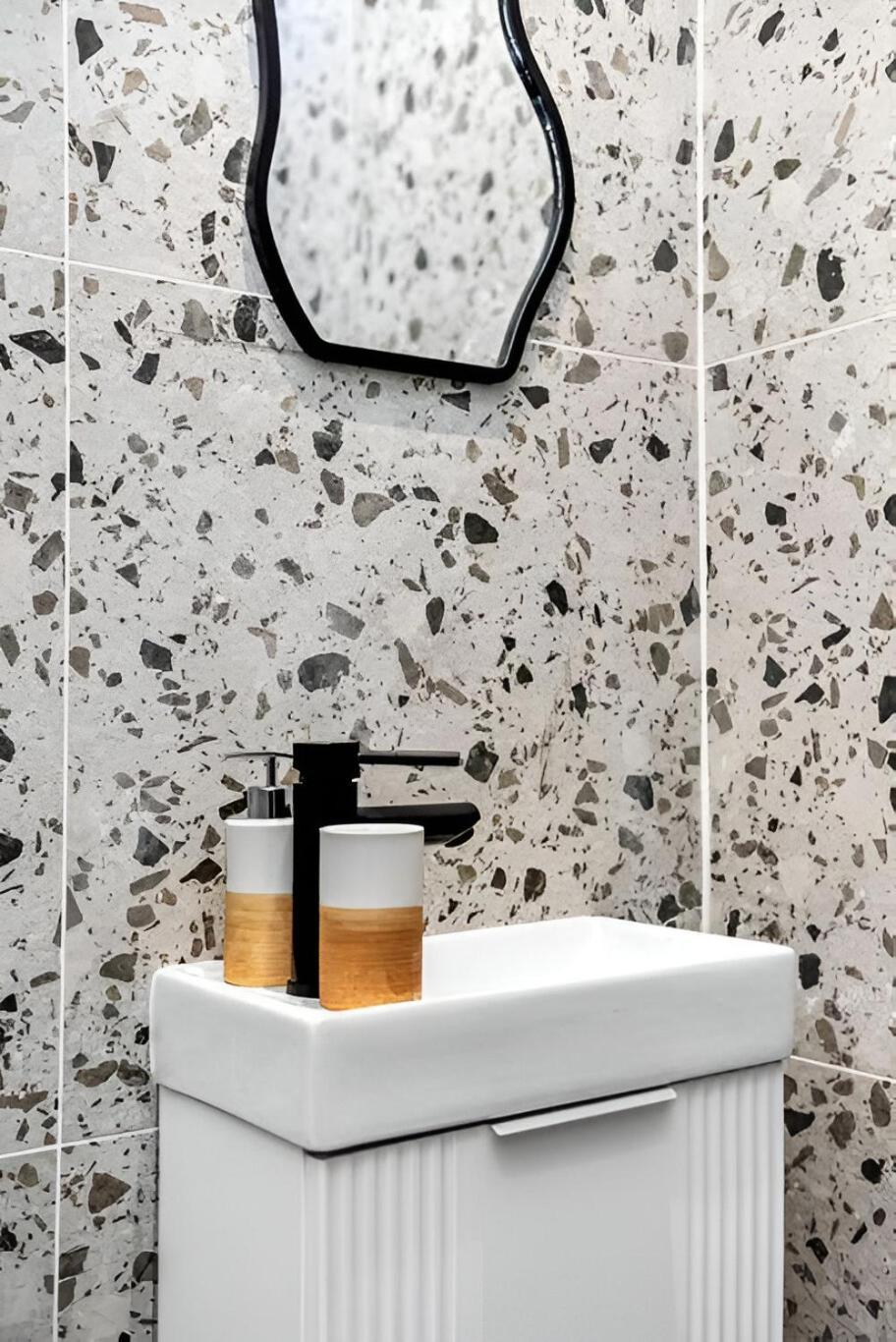 Apartment Glam Compact With Chic Kitchenette *