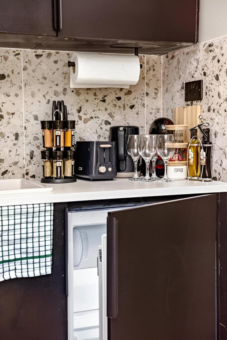 Glam Compact With Chic Kitchenette Apartment London