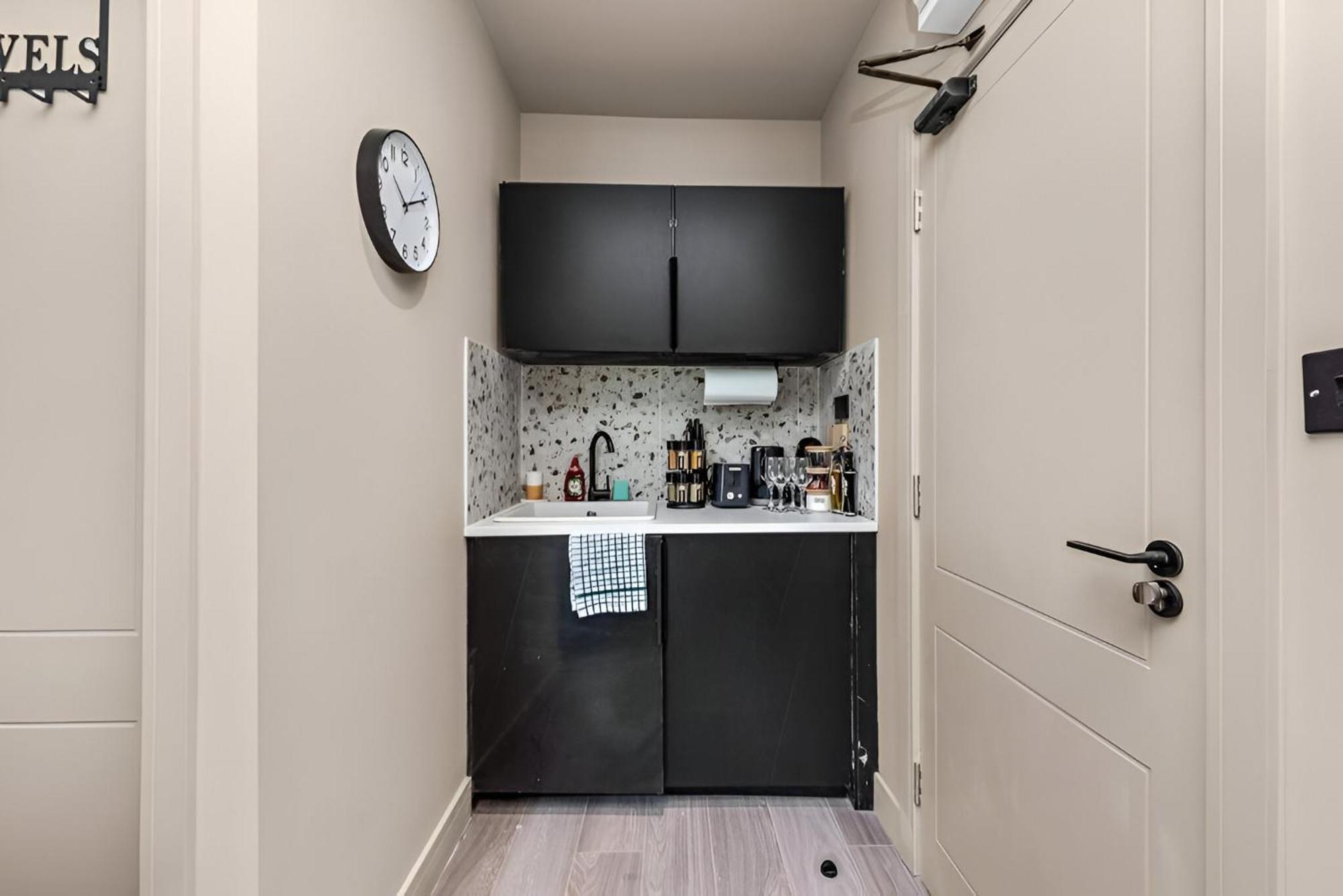 Glam Compact With Chic Kitchenette * London