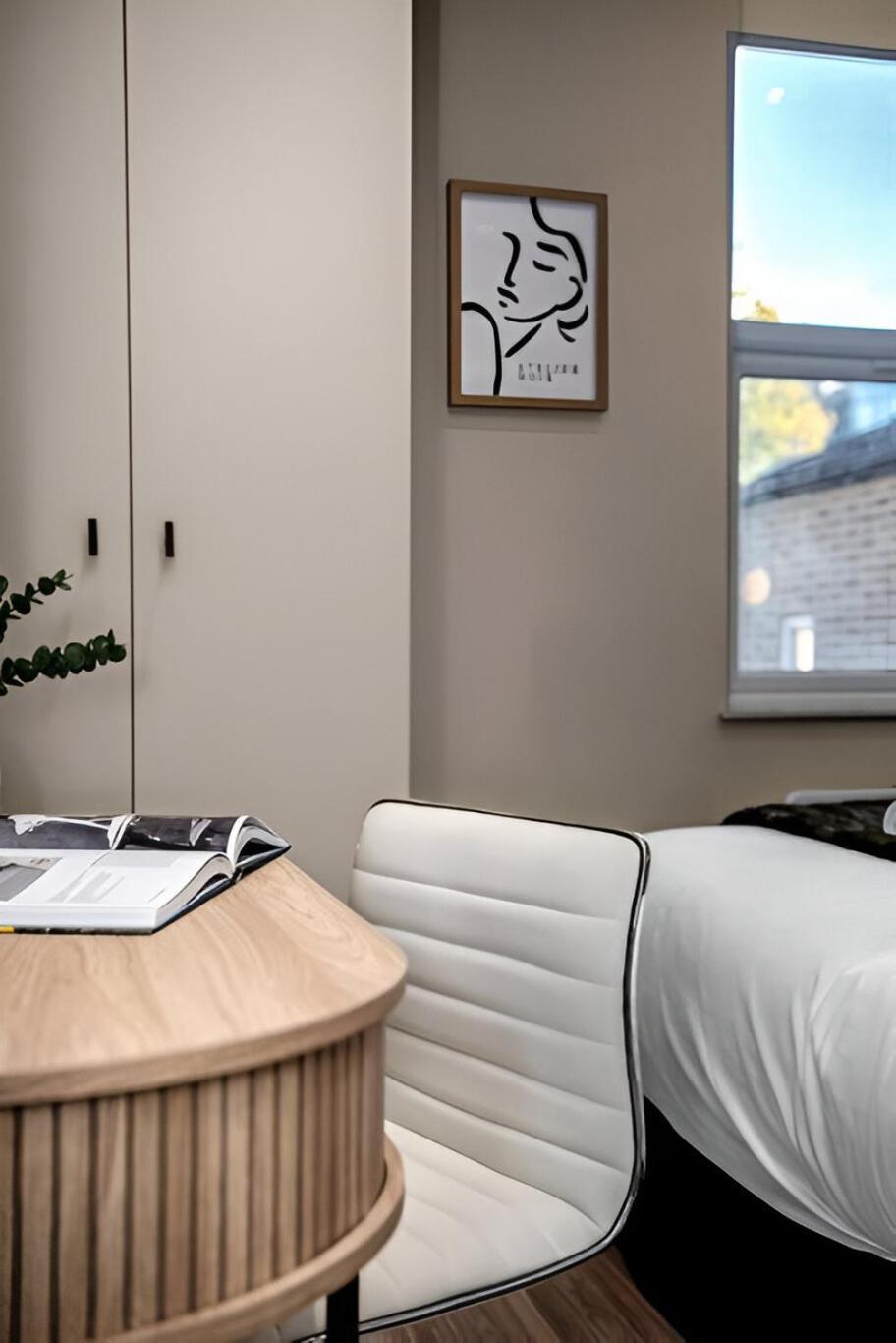 Glam Compact With Chic Kitchenette * London
