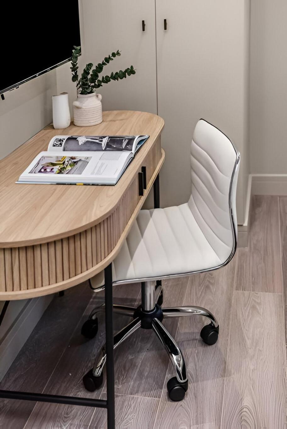 Apartment Glam Compact With Chic Kitchenette London