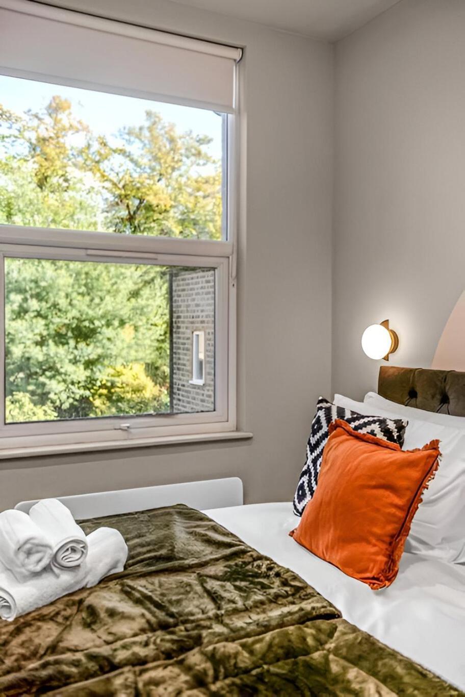 Glam Compact With Chic Kitchenette London