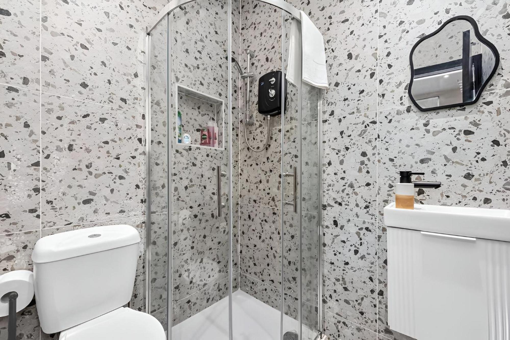 Glam Compact With Chic Kitchenette London