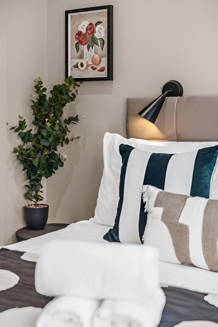 Beautifully Designed With Full Kitchen Apartment London